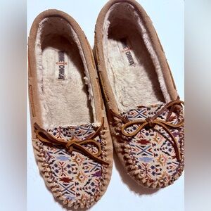 Minnetonka Women's Tan and Multicolor Moccasins